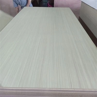 Madera contrachapada con cara de álamo